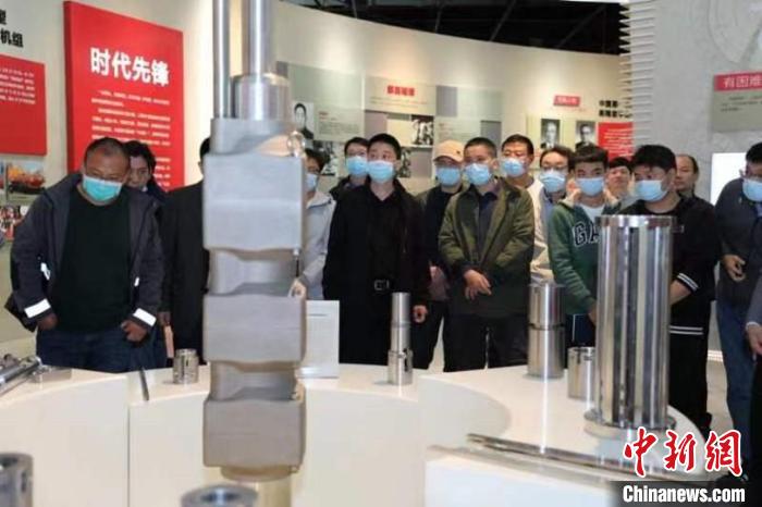 劳模学员参观上海电气临港基地李斌展示厅。　上海第二工业大学供图